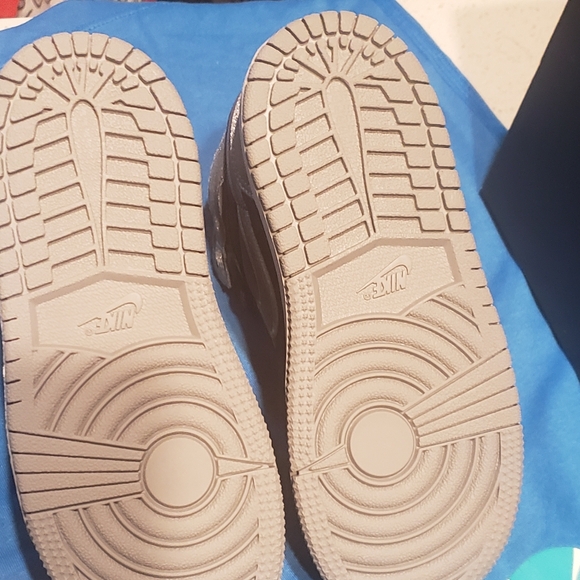 Jordan Kids Sneakers Black and Silver - Picture 4 of 6